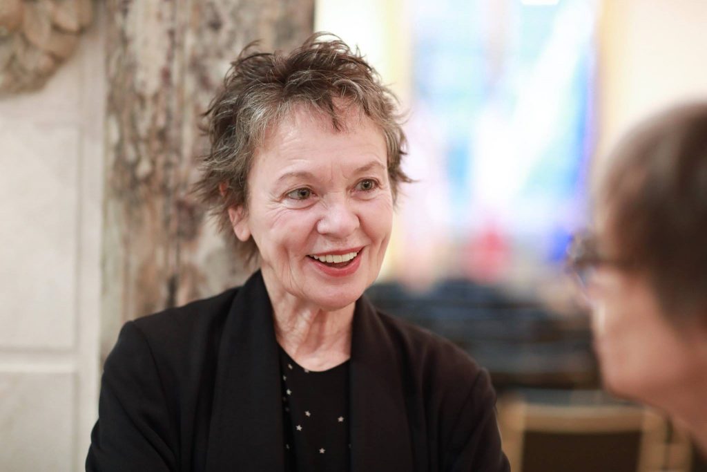 No disco 'Landfall' Laurie Anderson fala-nos ao ouvido
