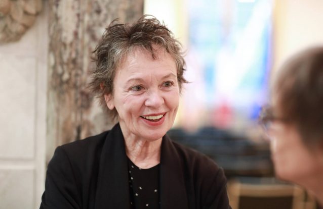 No disco 'Landfall' Laurie Anderson fala-nos ao ouvido