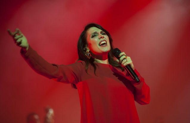 Noite de heróis e de hinos solidários