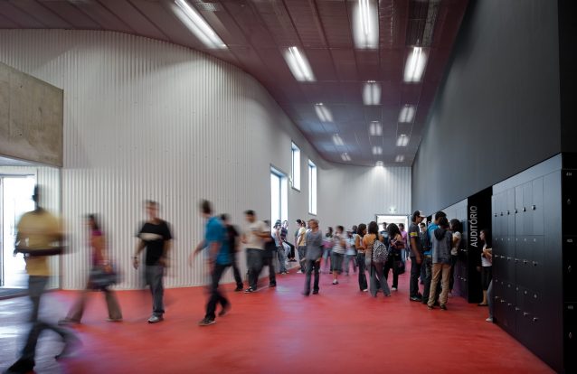 Notas das públicas sobem e dos colégios descem