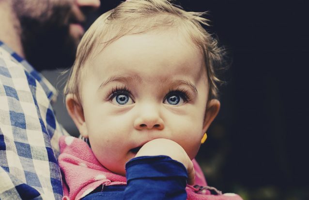 Nova investigação sobre a melhor altura para começar a dar sólidos aos bebés dá razão aos pais e contradiz médicos