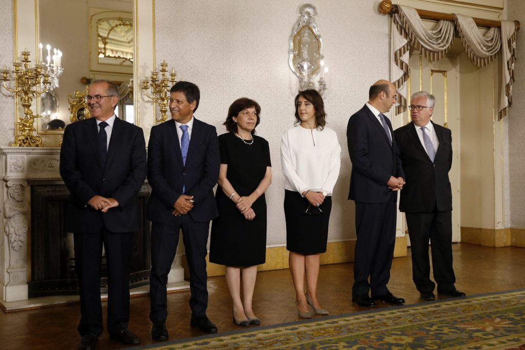 Novos ministros tomaram posse e Marcelo guardou um abraço para Constança