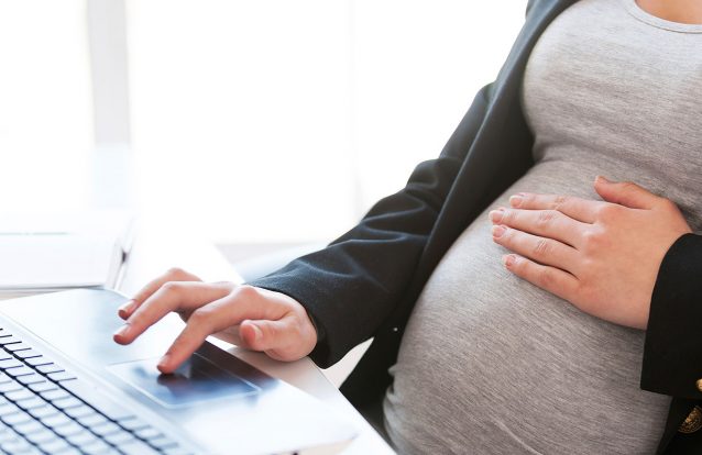 Número de mulheres grávidas forçadas a deixar o emprego duplicou