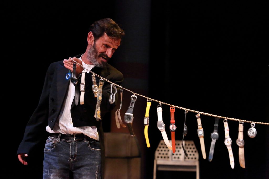 'O Bem, o Mal e o Assim-Assim': Um teatro de diálogos surdos