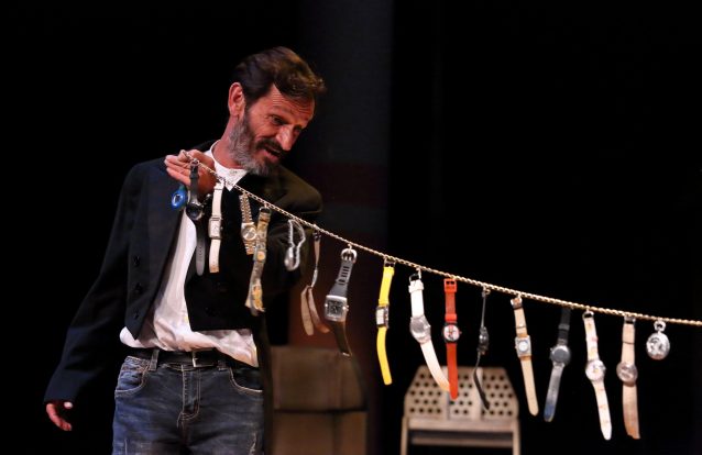 'O Bem, o Mal e o Assim-Assim': Um teatro de diálogos surdos