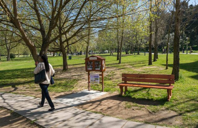 O "bibliotecário" que toma conta da mais pequena biblioteca do país