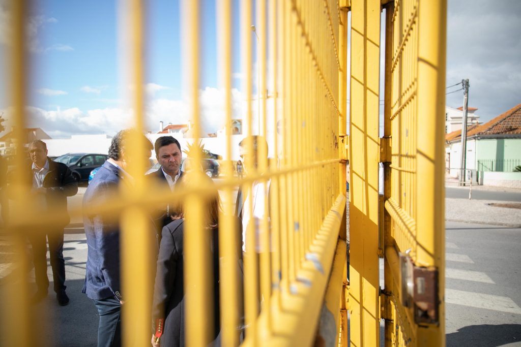 O dia em que Pedro Marques foi à escola desafiar os eleitores do futuro, mas com o "modo campanha" desligado