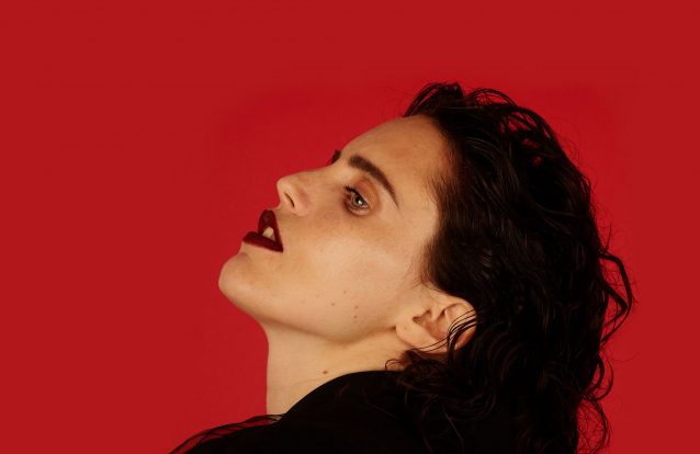 O disco "Hunter" de Anna Calvi é frágil e resistente ao mesmo tempo
