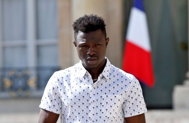 O "homem-aranha" maliano que salvou uma criança em França e agora é um herói