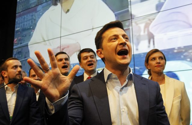 O humorista e estreante na política Volodymyr Zelensky promete aos ucranianos que "jamais" os deixará cair
