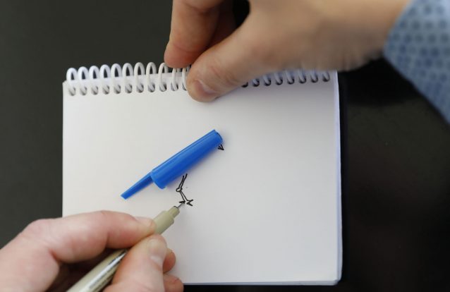 O ilustrador que faz pássaros de tampas de caneta