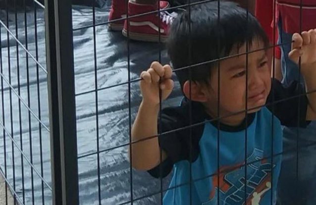 O menino da jaula estava mesmo numa jaula e a culpa é de Trump. Mas esta não é a história toda