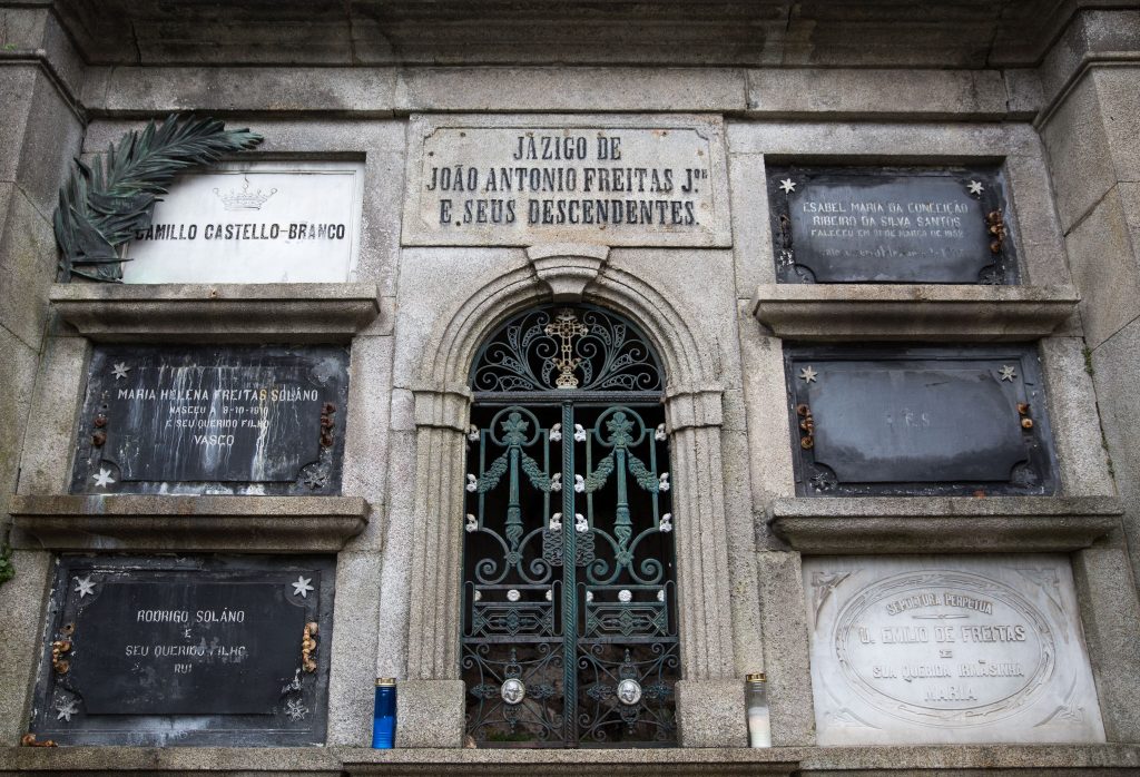 O mistério das letras C.S.