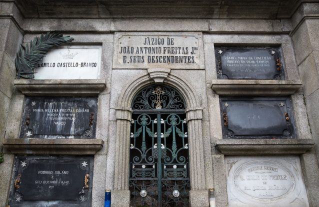 O mistério das letras C.S.