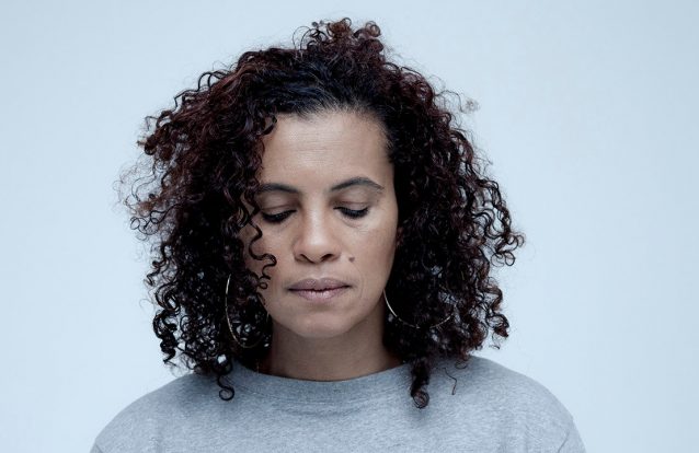 O nosso tempo no disco "Broken Politics", de Neneh Cherry