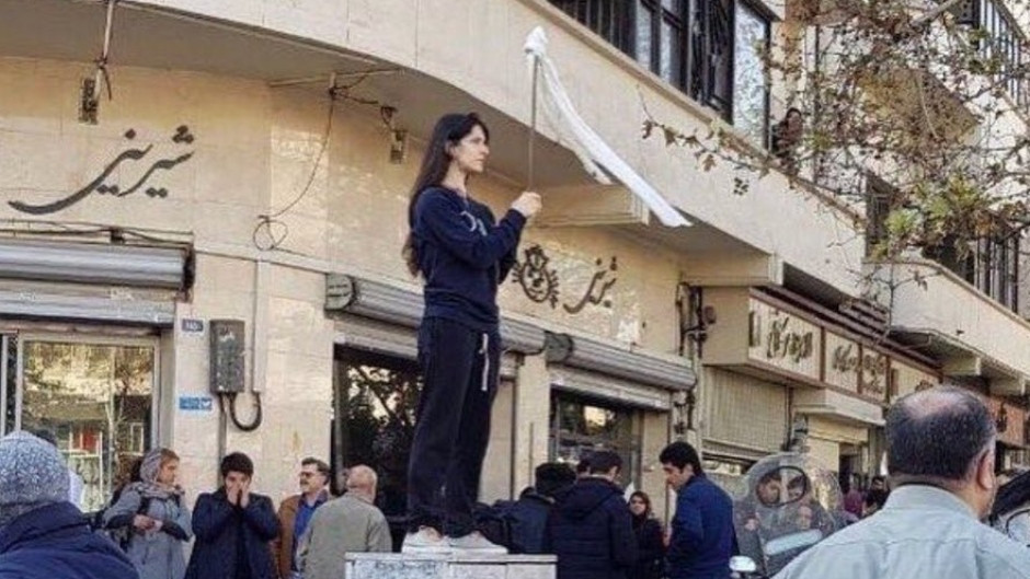 O protesto das mulheres iranianas que está a comover o mundo