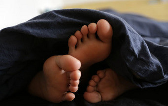 O que é que a posição de dormir diz da sua relação?