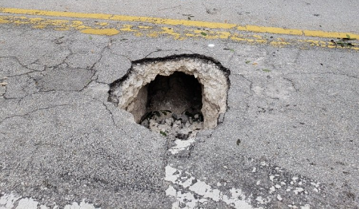 O que parecia um buraco no pavimento era, afinal, um túnel com saída junto a banco na Florida