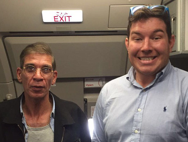 O refém que fez questão de tirar uma selfie com o pirata do ar