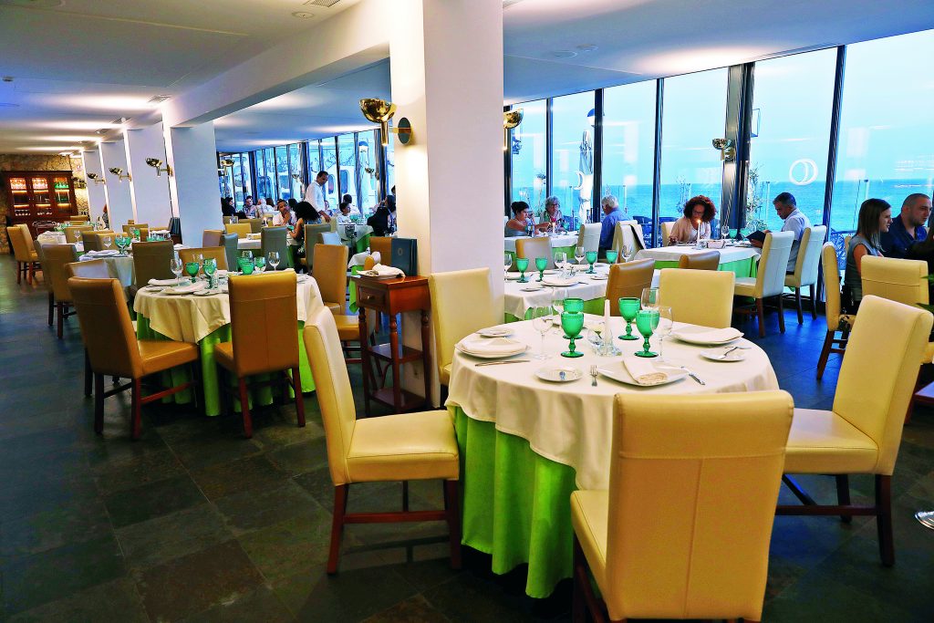 O restaurante A Pastorinha continua a ser um clássico na marginal de Cascais