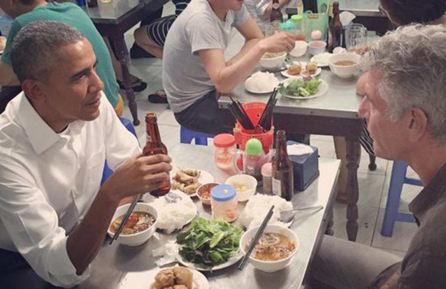 Obama jantou numa tasca de Hanói com Anthony Bourdain. Imagina quem pagou a conta?