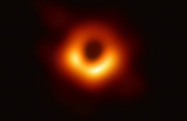 Observar um buraco negro é como ler em Paris um jornal exposto em Nova Iorque