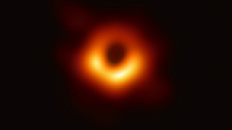 Observar um buraco negro é como ler em Paris um jornal exposto em Nova Iorque