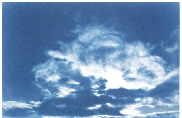 Os céus fotografados em 'Luz Cega', por Cláudio Garrudo, são azul-transcendente