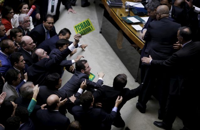 Os momentos mais tensos da aprovação do impeachment de Dilma
