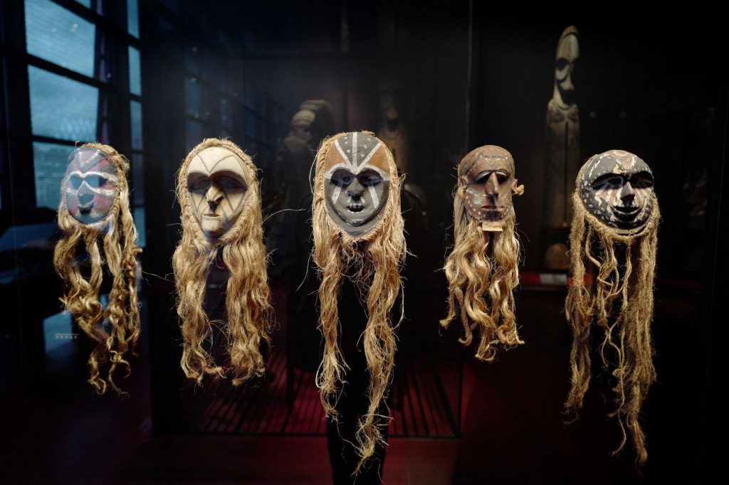 Os museus em França devem devolver os tesouros roubados a África, diz um relatório