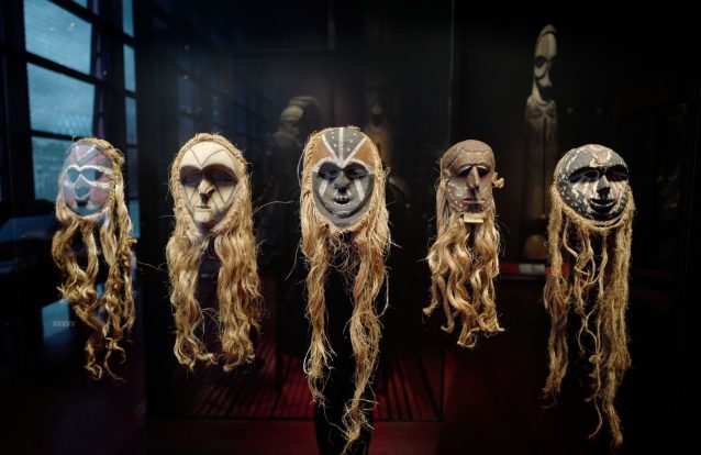 Os museus em França devem devolver os tesouros roubados a África, diz um relatório