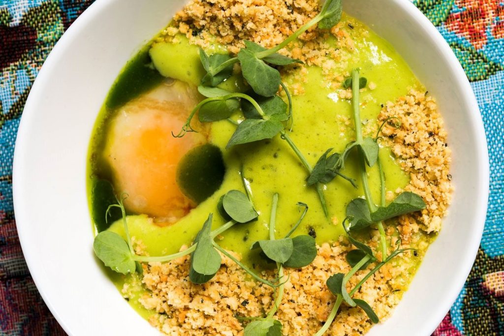 Ovo a baixa temperatura, mousse de ervilhas, panceta ibérica, hortelã e farofa de alecrim, por Diogo Noronha