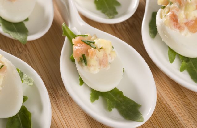 Ovos de codorniz com gema de salmão fumado, por Lígia Santos
