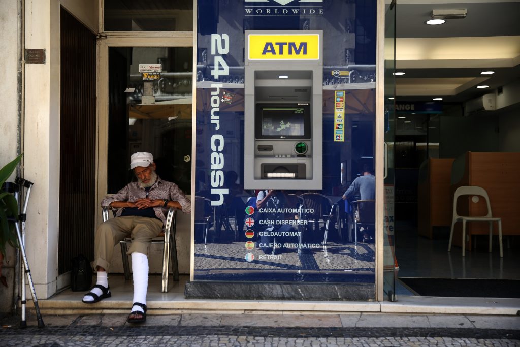 Pagar ou levantar dinheiro em euros vai custar o mesmo em toda a UE