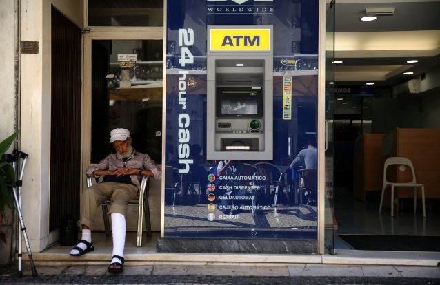 Pagar ou levantar dinheiro em euros vai custar o mesmo em toda a UE