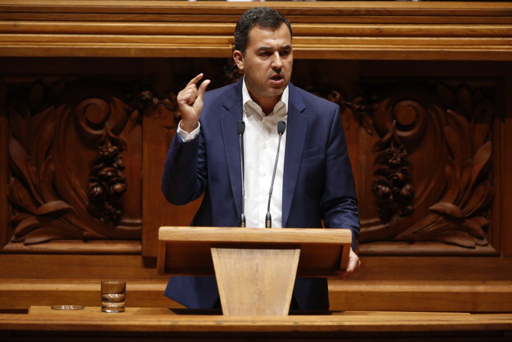 PAN responde a Miguel Sousa Tavares: "Convive mal com a democracia" e "ficou parado no tempo"