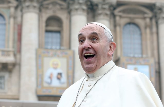 Papa acusado de ignorar e encobrir comportamentos homossexuais e pedófilos do cardeal norte-americano Theodore McCarrick