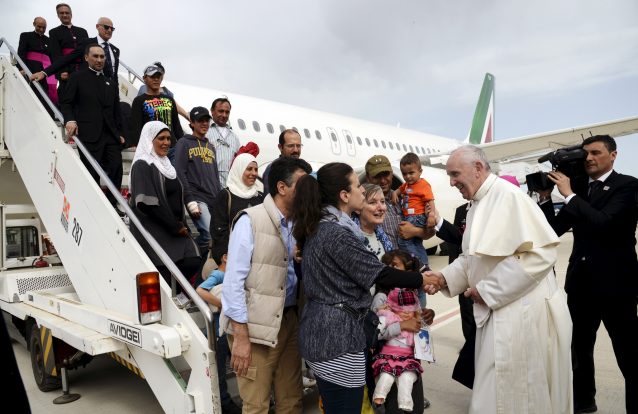 Papa leva 12 refugiados sírios para o Vaticano