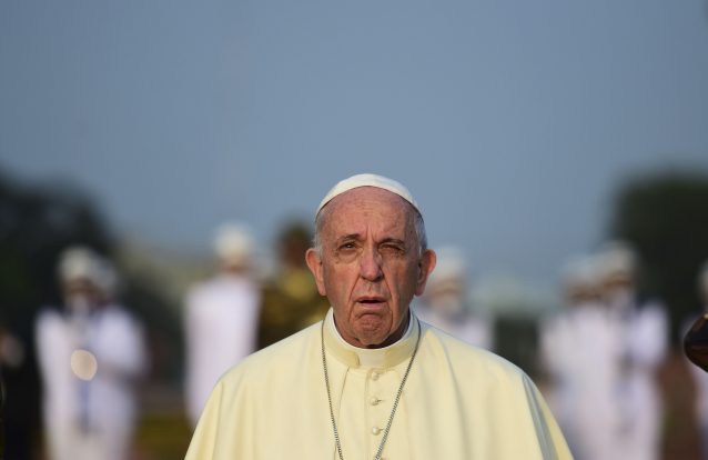 Papa pede que se deixem as aparências e a "cultura da maquilhagem"