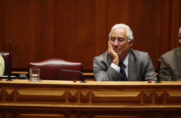 Parlamento chumba recuperação total do tempo de carreira dos professores