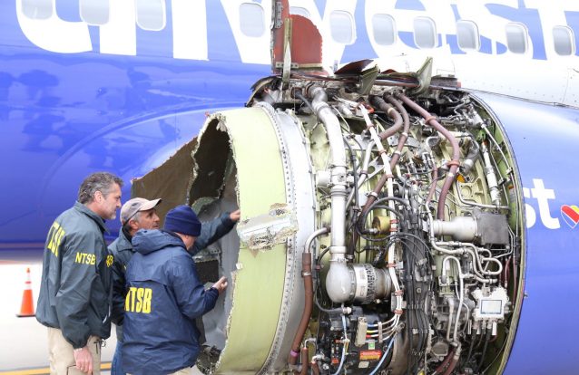 Passageiros relatam que vítima chegou a ter metade do corpo fora do avião