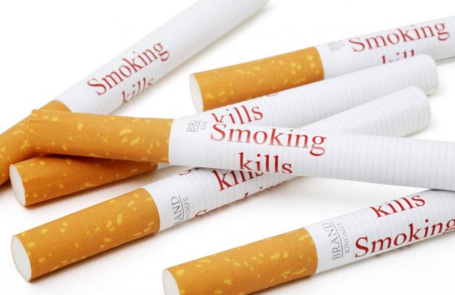 Passar avisos dos maços para cada cigarro e pôr-lhes a "cor mais feia do mundo" pode dissuadir jovens de fumar