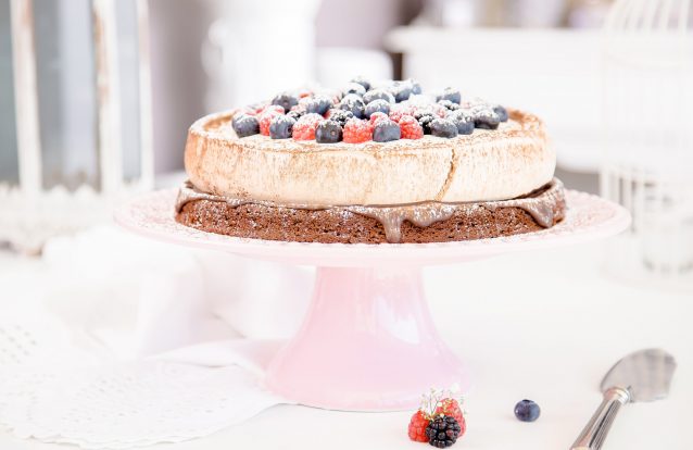 Pavlova floresta negra com brownie de frutos silvestres, por Miss Pavlova