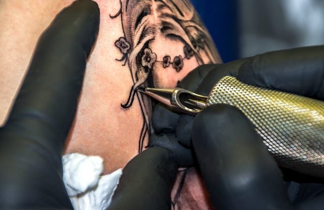 Perigos à espreita numa "simples" tatuagem?