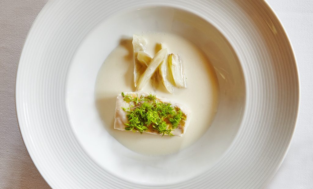 Pescada escalfada em creme de funcho, por Vítor Claro
