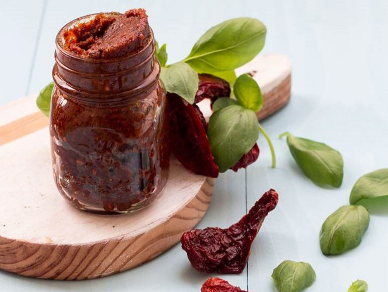 Pesto de tomate seco e manjericão, por Maria João Clavel