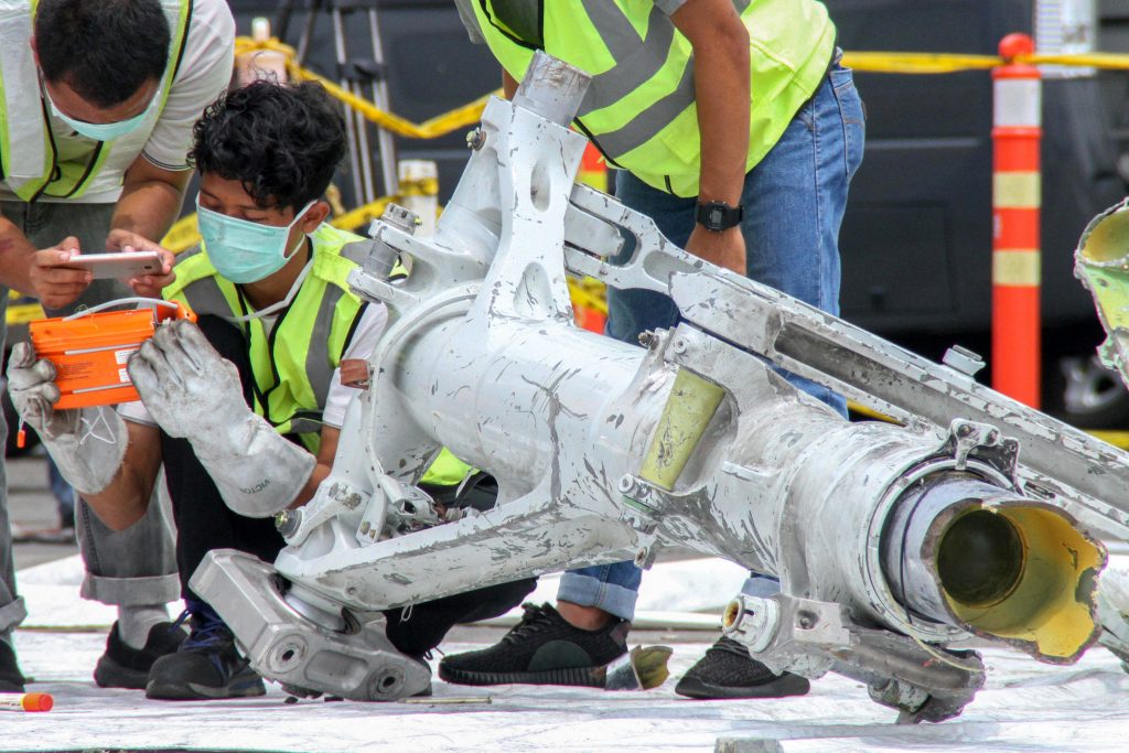 Pilotos embrenhados no manual de voo instantes antes do Boeing cair na Indonésia