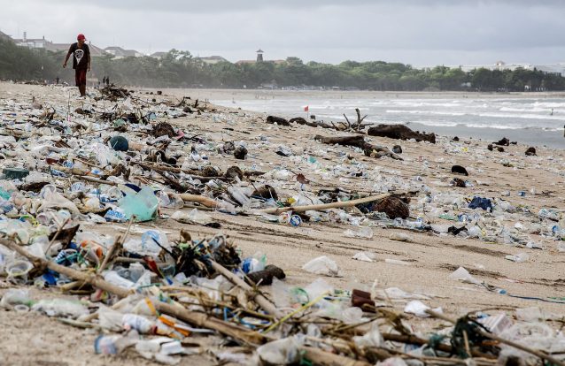 Plástico e mais plástico no fundo do mar