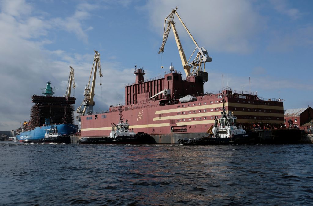 Polémica central nuclear flutuante da Rússia já está no mar