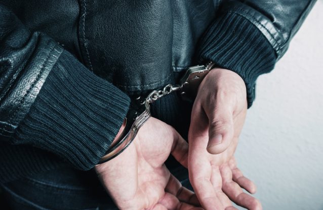 Polícia britânica avisa que quem gozar com o penteado deste criminoso pode acabar detido